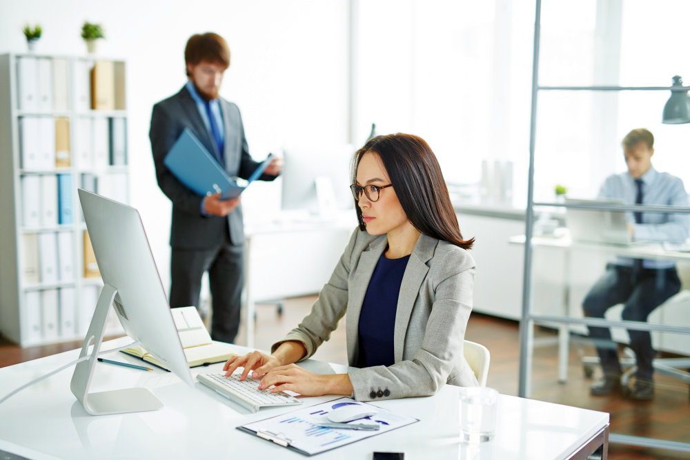 sales woman working by computer | Tips On How To Sell SaaS | sales process